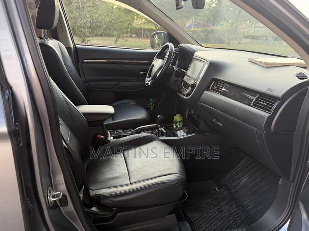 Mitsubishi Outlander SE FWD 2018 Gray