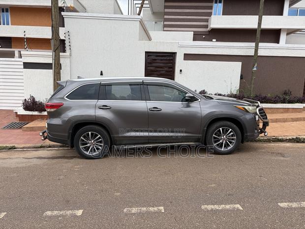 Toyota Highlander XLE 2019 Gray