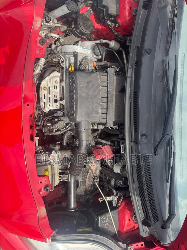 Toyota Vitz 1.3 FWD 5dr 2010 Red