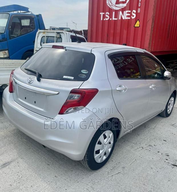 Toyota Vitz 2015 Silver