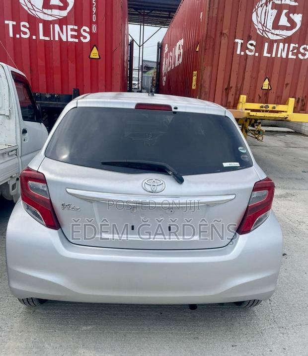 Toyota Vitz 2015 Silver