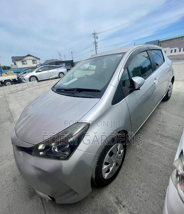 Toyota Vitz 2015 Silver