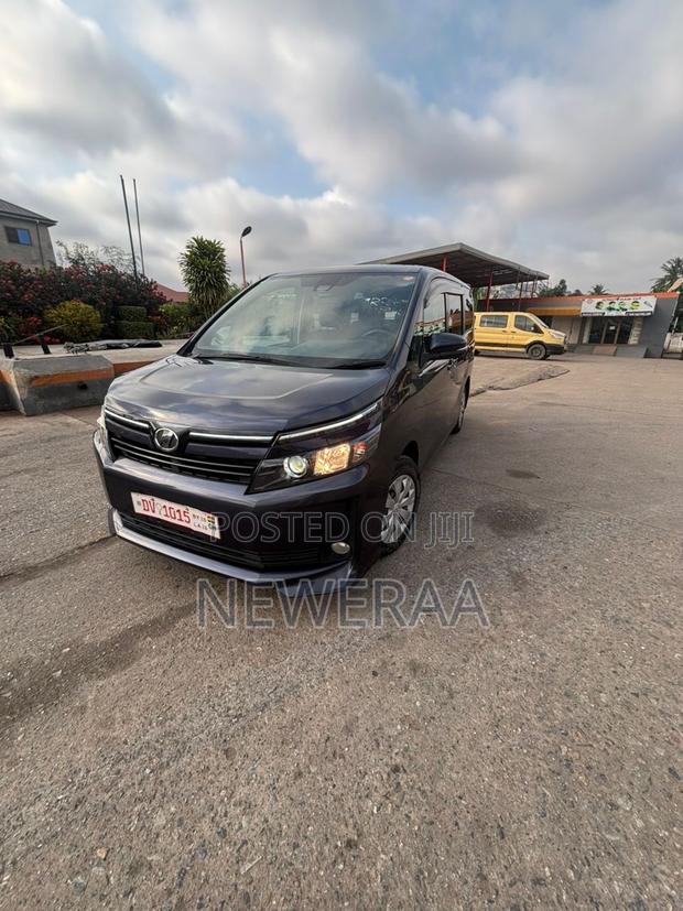 Toyota Voxy X 2WD 8-Seater 2014 Black