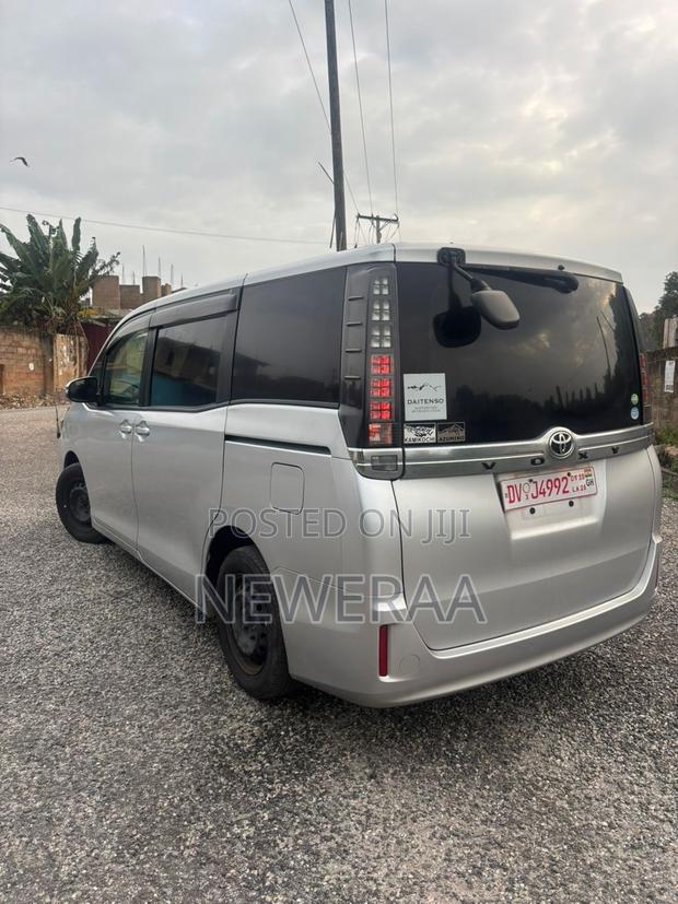 Toyota Voxy V 4WD 7-Seater 2015 Silver