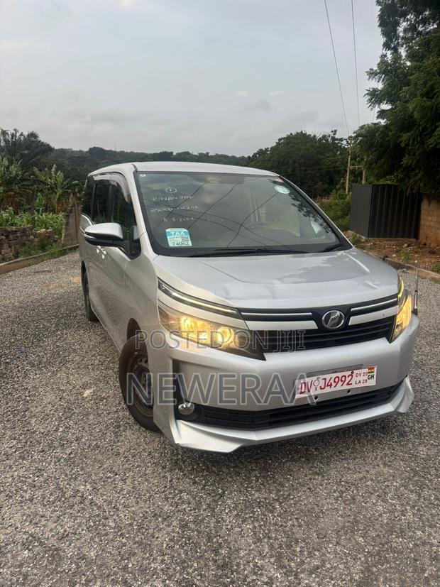 Toyota Voxy V 4WD 7-Seater 2015 Silver
