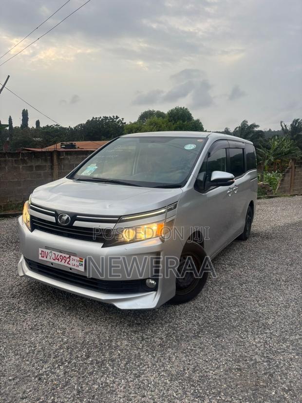 Toyota Voxy V 4WD 7-Seater 2015 Silver