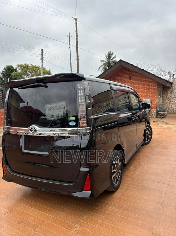 Toyota Voxy V 4WD 8-Seater 2015 Black