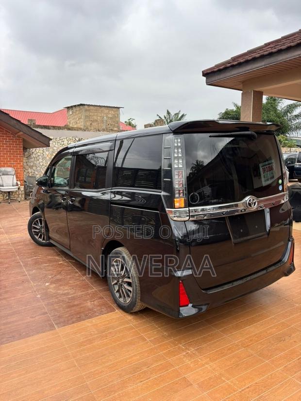 Toyota Voxy V 4WD 8-Seater 2015 Black
