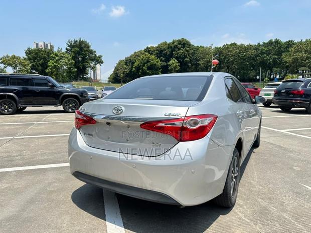 Toyota Corolla LE ECO Premium (1.8L 4cyl CVT) 2016 Silver