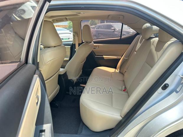 Toyota Corolla LE ECO Premium (1.8L 4cyl CVT) 2016 Silver
