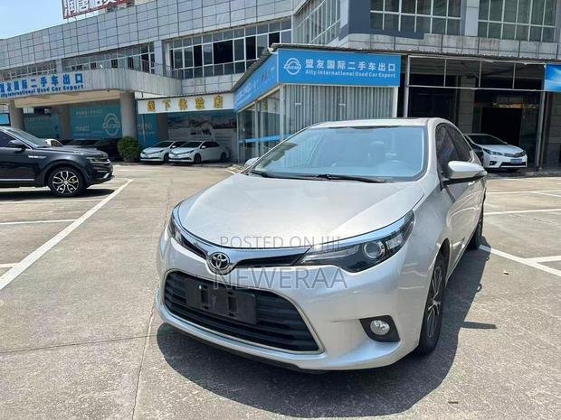 Toyota Corolla LE ECO Premium (1.8L 4cyl CVT) 2016 Silver