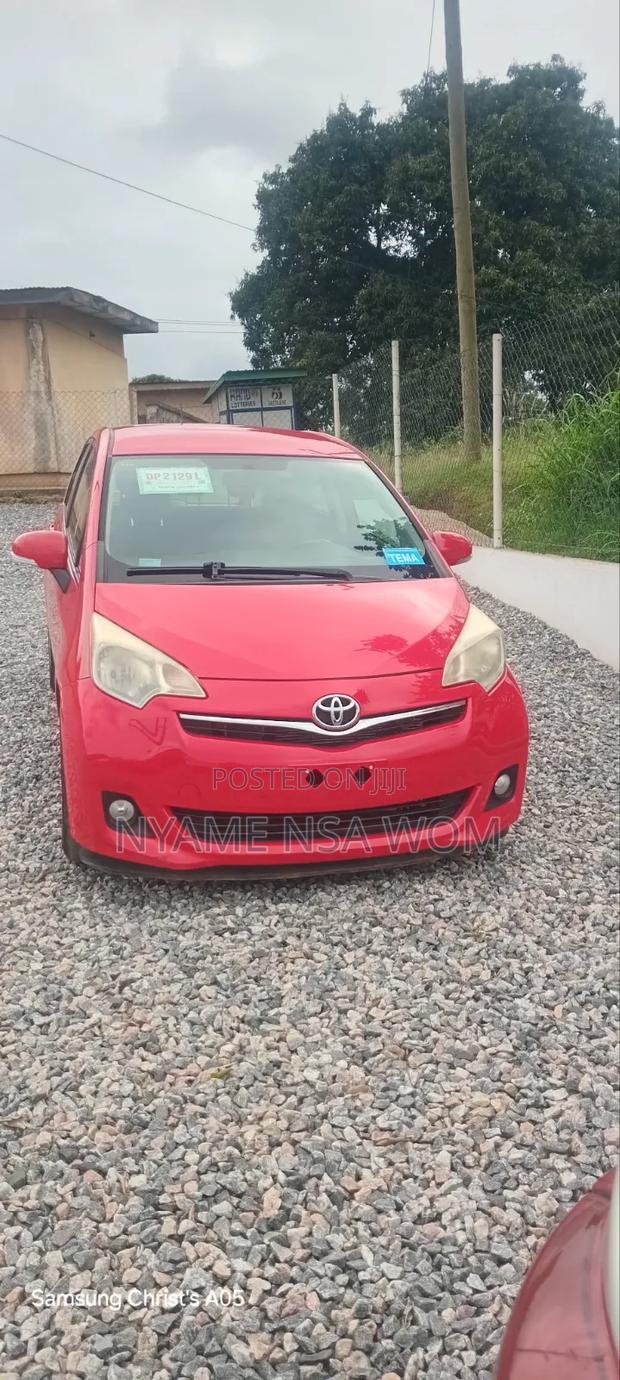 Toyota Verso 2011 Red