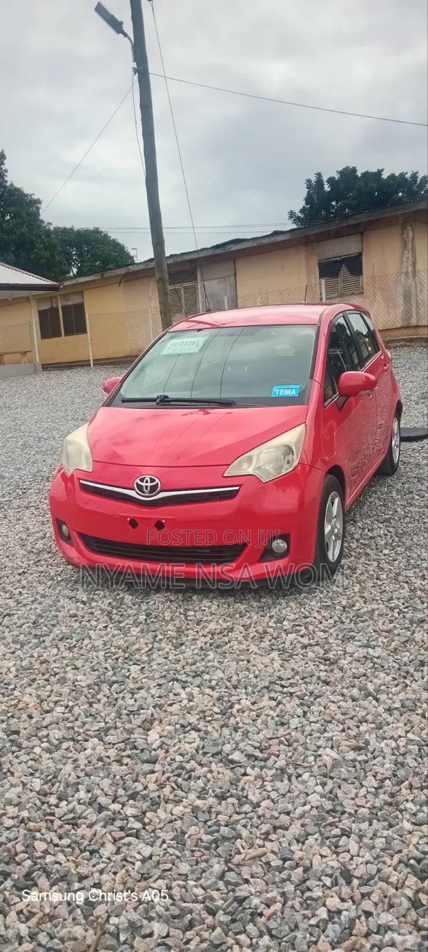 Toyota Verso 2011 Red