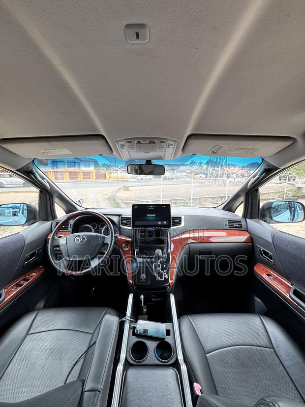 Toyota Vellfire Z 2.4 FWD 8-Seater 2011 White