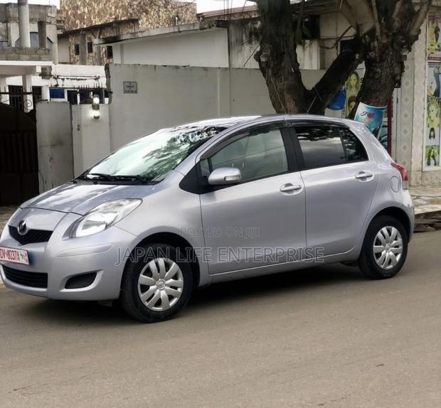 Toyota Vitz 2010 Silver