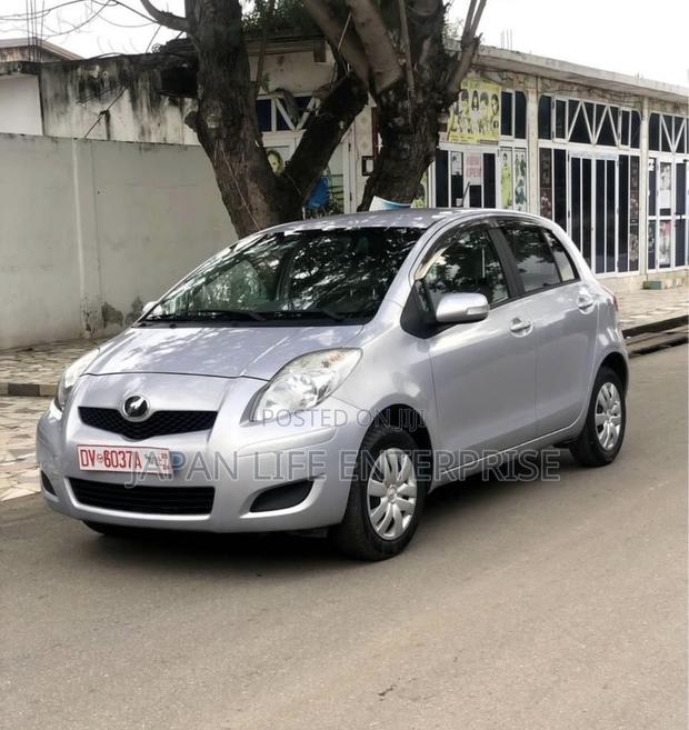 Toyota Vitz 2010 Silver