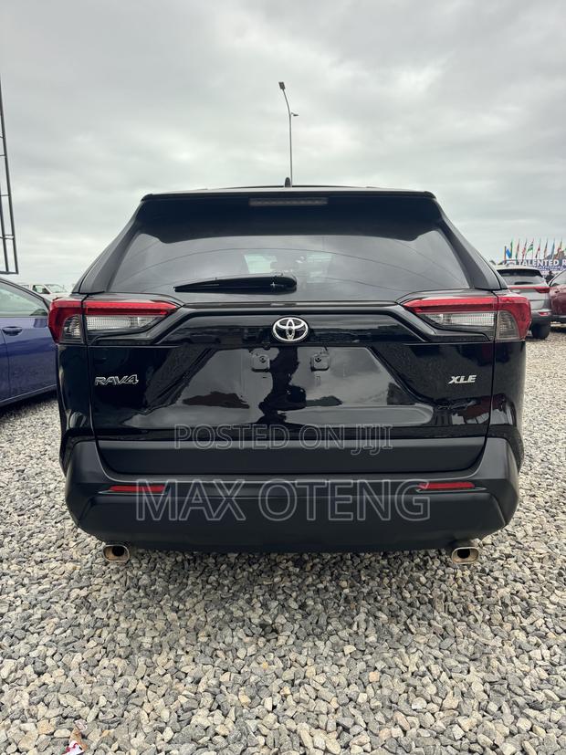 Toyota RAV4 XLE 2022 Black