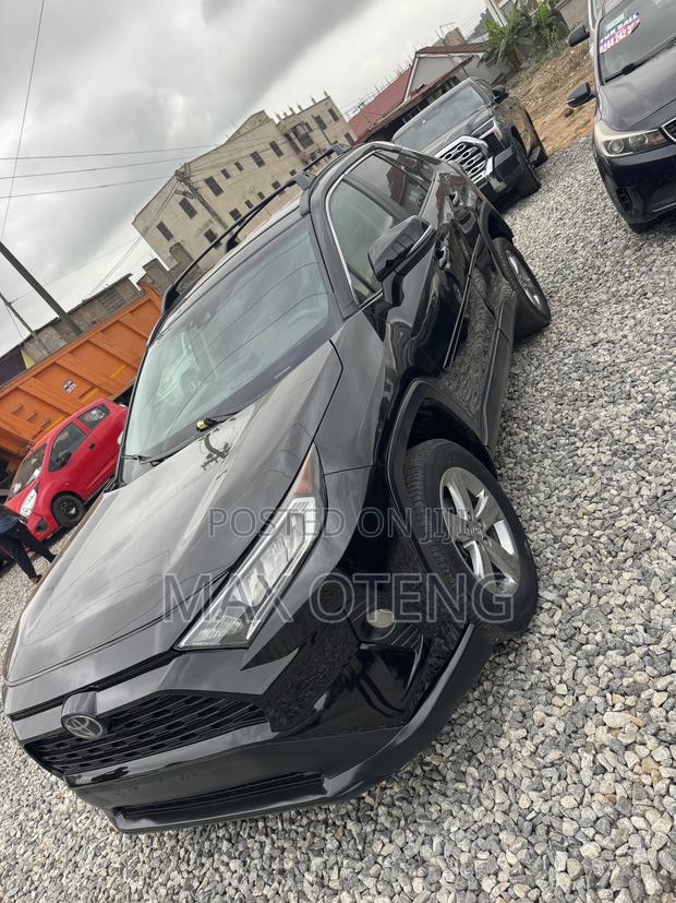 Toyota RAV4 XLE 2022 Black