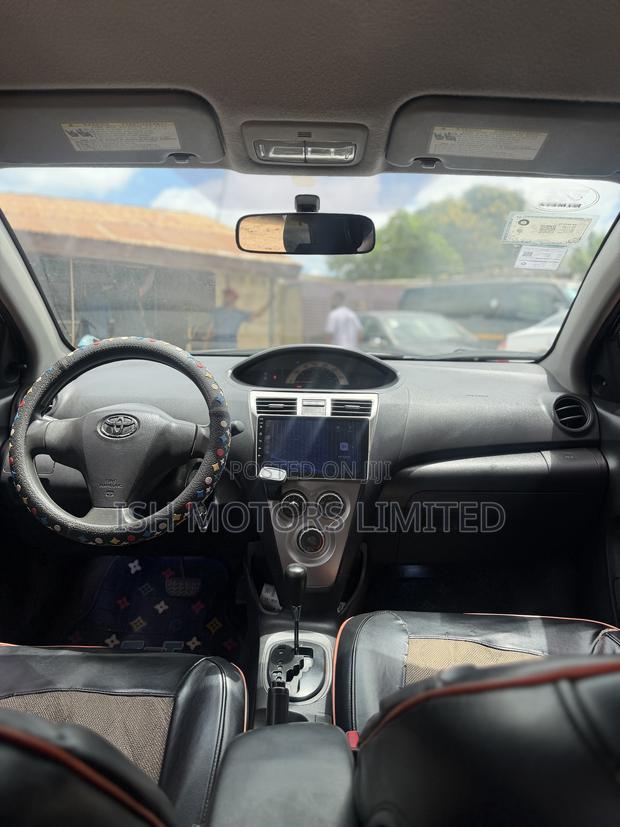 Toyota Yaris Base Sedan 4dr 2010 Black