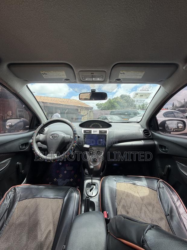 Toyota Yaris Base Sedan 4dr 2010 Black