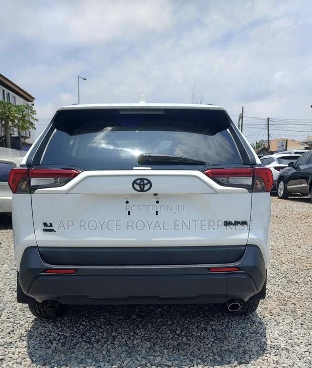 Toyota RAV4 LE AWD 2020 White