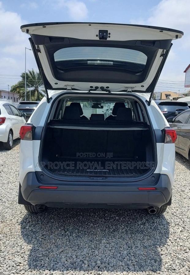Toyota RAV4 LE AWD 2020 White