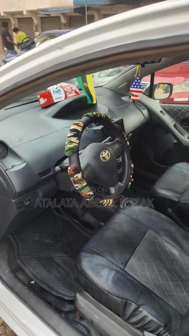Toyota Vitz 2009 White