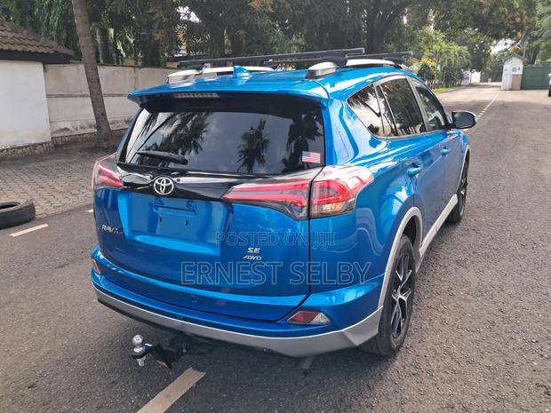 Toyota RAV4 SE FWD (2.5L 4cyl 6A) 2017 Blue