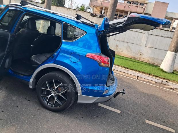Toyota RAV4 SE FWD (2.5L 4cyl 6A) 2017 Blue