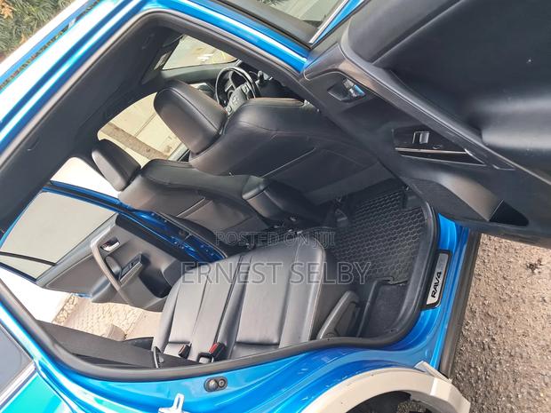 Toyota RAV4 SE FWD (2.5L 4cyl 6A) 2017 Blue