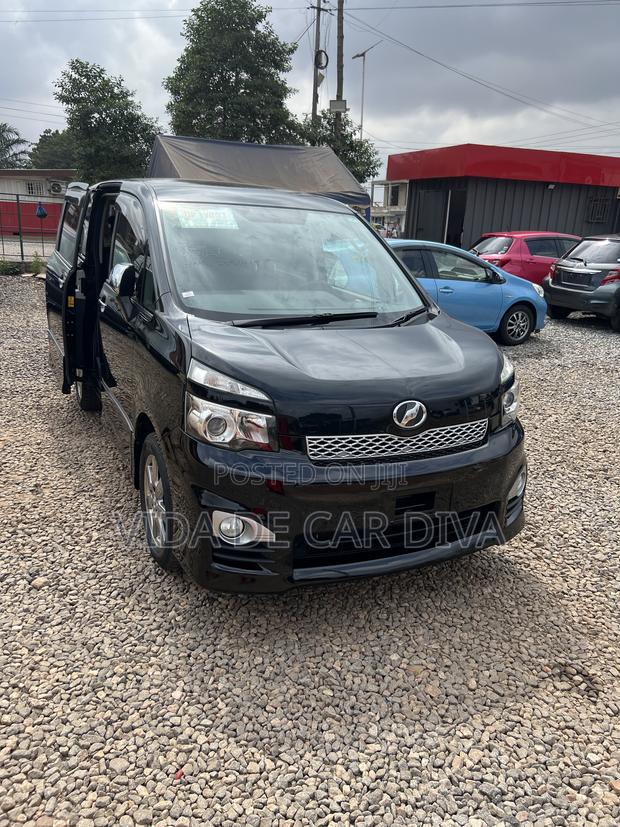 Toyota Voxy V 4WD 8-Seater 2012 Black