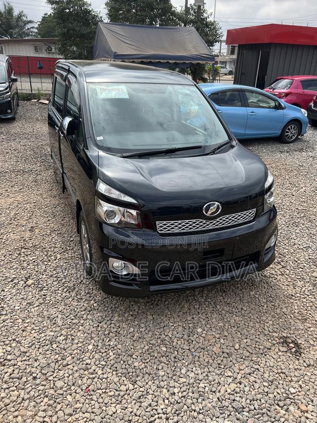 Toyota Voxy V 4WD 8-Seater 2012 Black