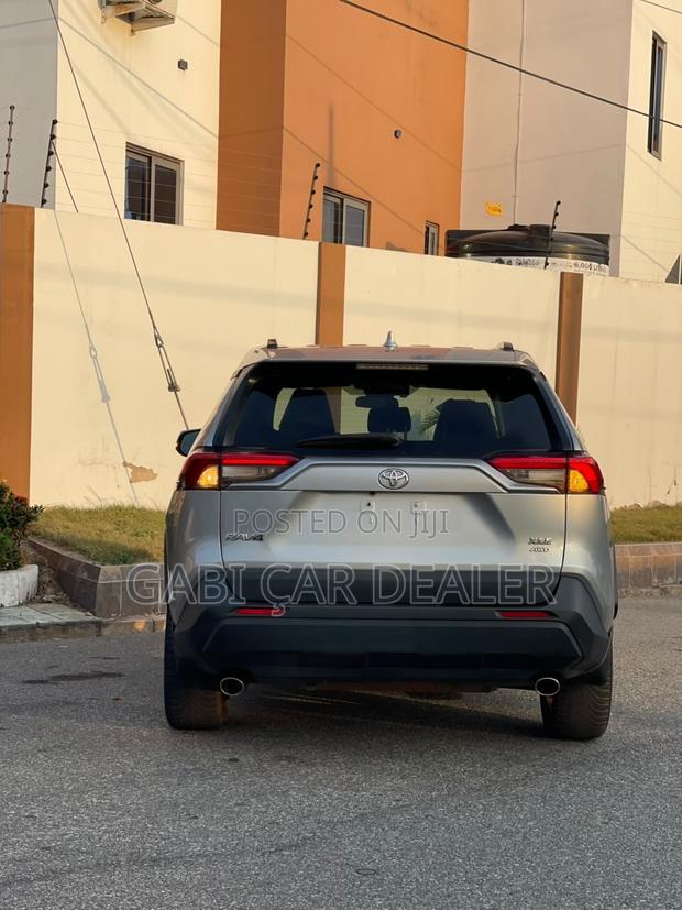 Toyota RAV4 XLE AWD 2023 Silver