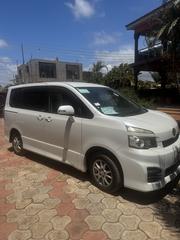 Toyota Voxy V 4WD 8-Seater 2012 White for sale