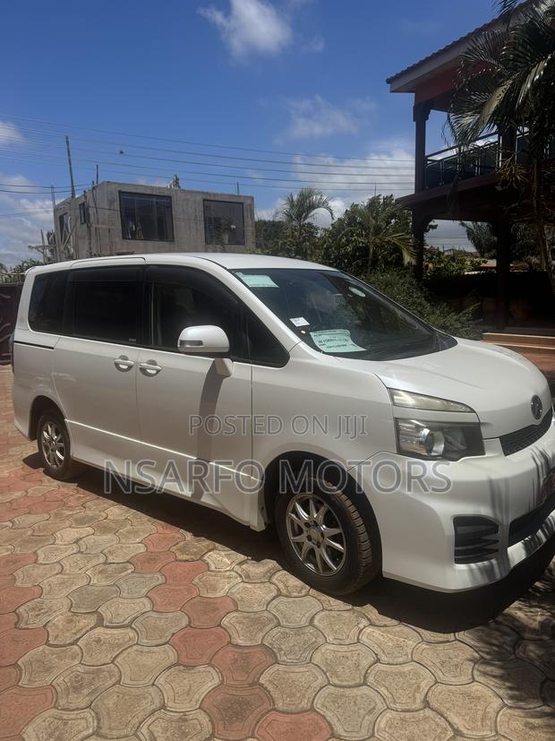 Toyota Voxy V 4WD 8-Seater 2012 White