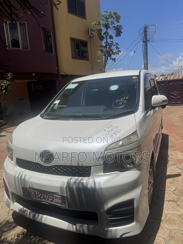 Toyota Voxy V 4WD 8-Seater 2012 White