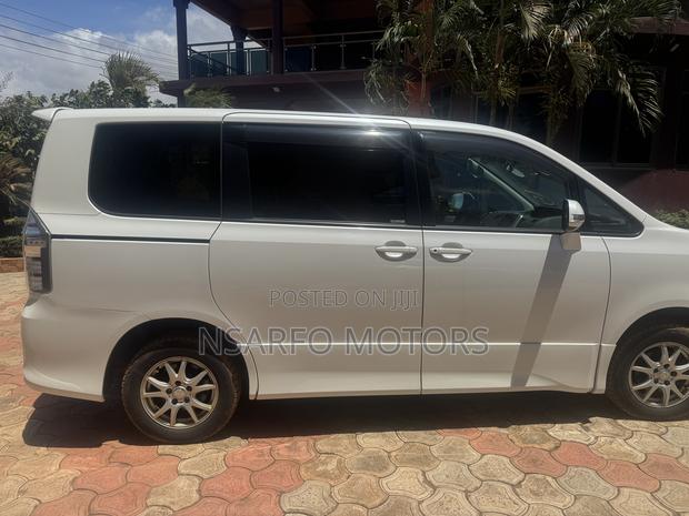 Toyota Voxy V 4WD 8-Seater 2012 White