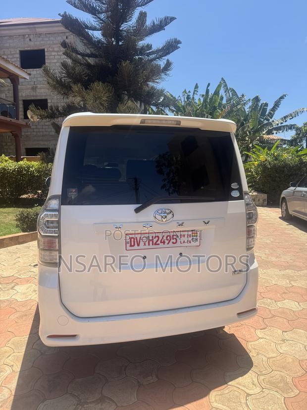 Toyota Voxy V 4WD 8-Seater 2012 White