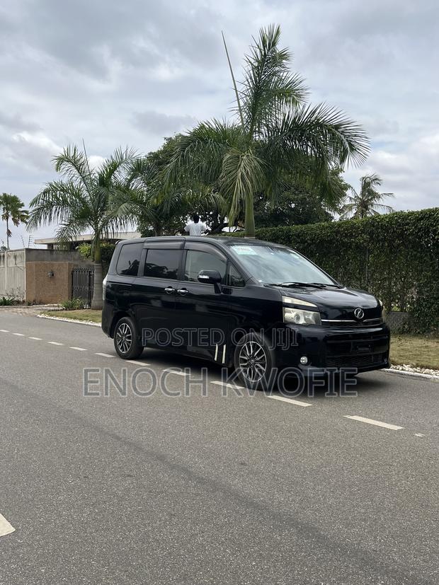 Toyota Voxy V 2WD 7-Seater 2012 Black