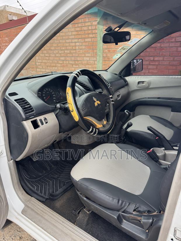 Mitsubishi L200 2012 White