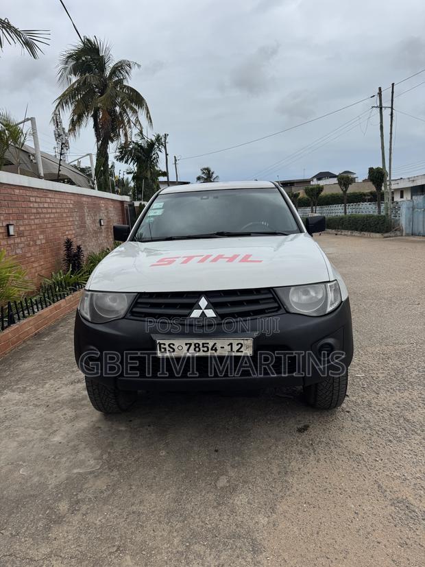 Mitsubishi L200 2012 White