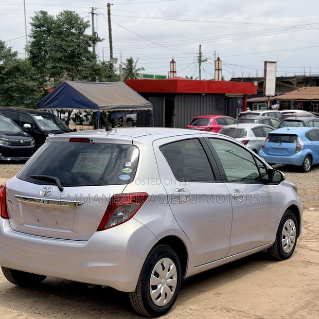 Toyota Vitz 1.3 FWD 5dr 2013 Ivory