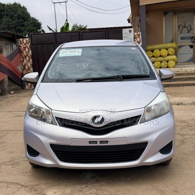 Toyota Vitz 1.3 FWD 5dr 2013 Ivory