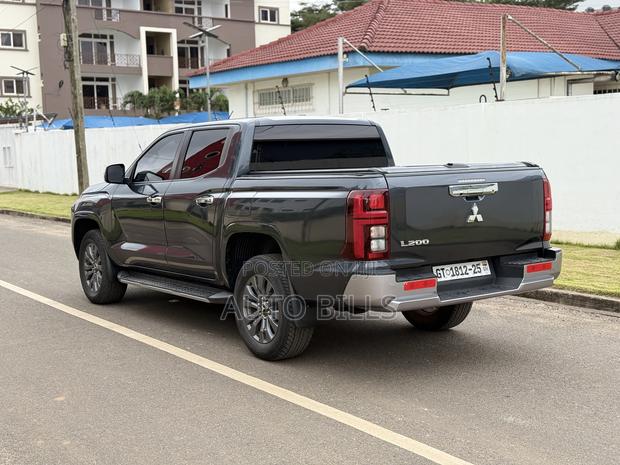 Mitsubishi L200 2025 Gray