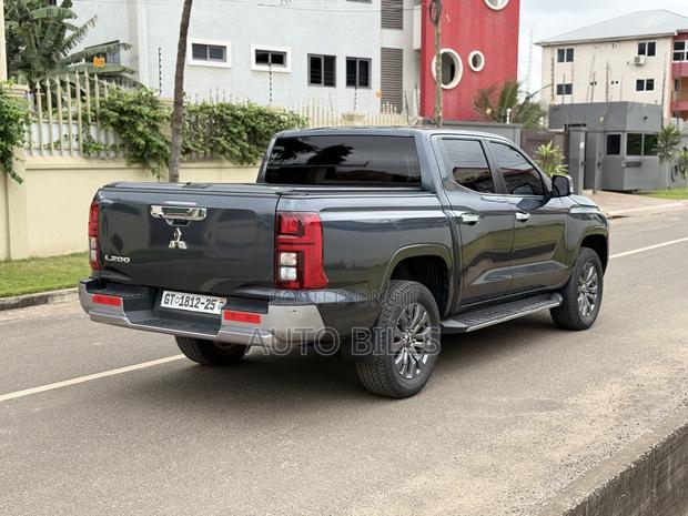 Mitsubishi L200 2025 Gray