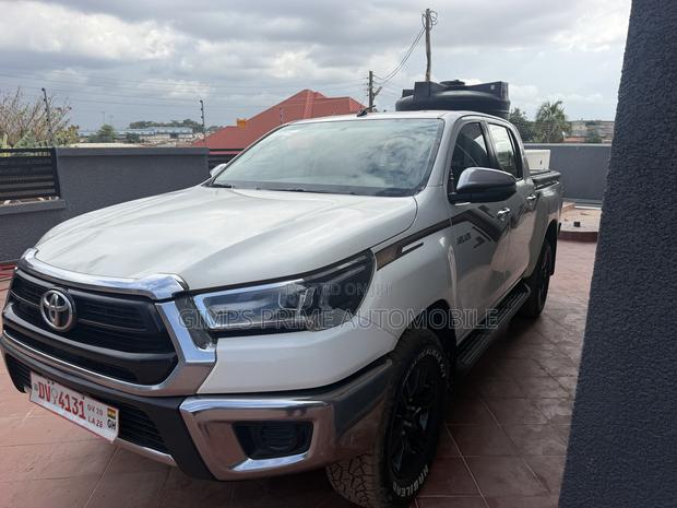 Toyota Hilux 2024 White