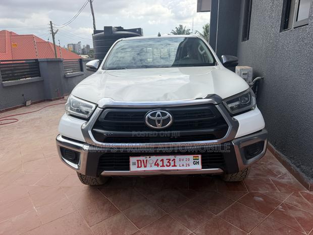 Toyota Hilux 2024 White