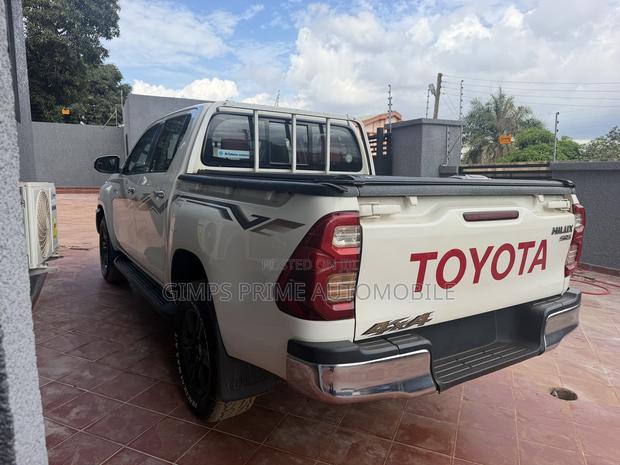 Toyota Hilux 2024 White