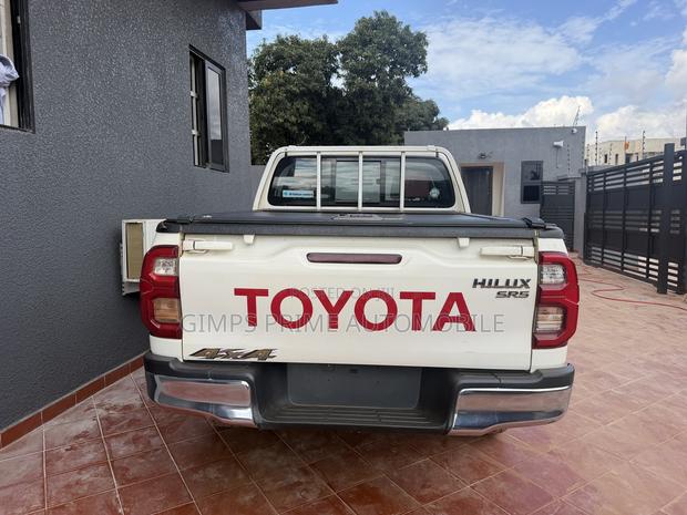 Toyota Hilux 2024 White
