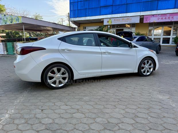 Hyundai Elantra GLS Sedan FWD (1.8L 4cyl 6M) 2013 Gray